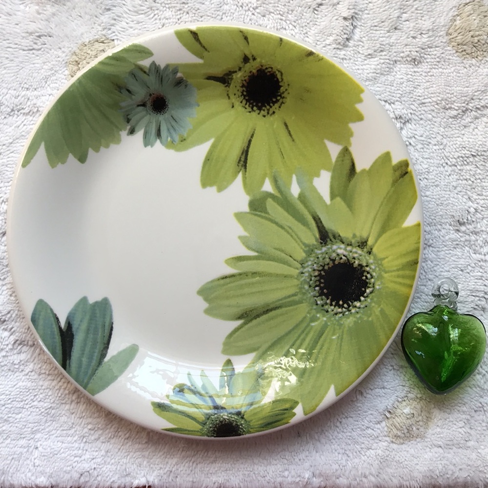 Crate & Barrel Gerber Daisy Buffet Plate made in Italy shades of green